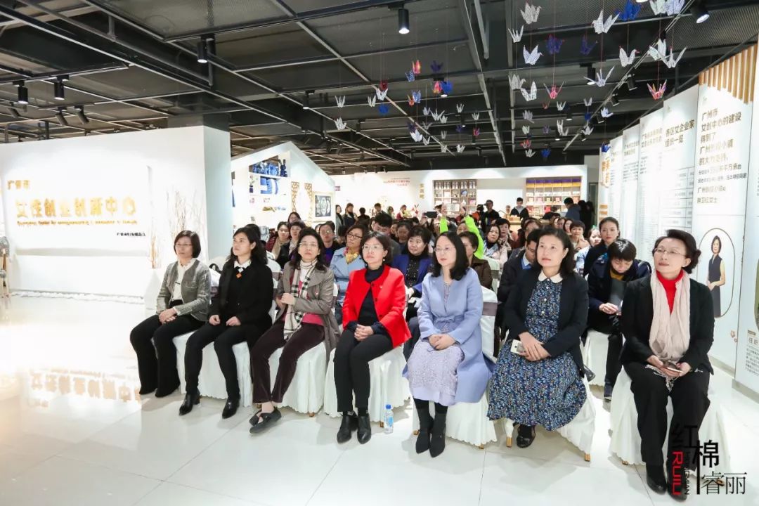 市婦聯(lián)主席劉梅(左四)帶隊實地視察廣州女性創(chuàng)業(yè)情況 市婦聯(lián)主席劉梅(左四)帶隊實地視察廣州女性創(chuàng)業(yè)情況